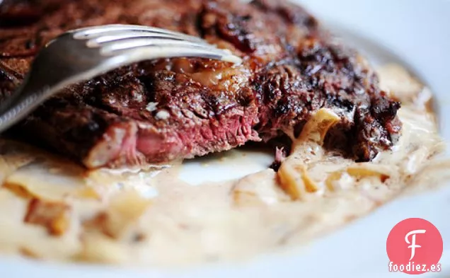 Filete De Chuletón A La Parrilla Con Salsa De Queso Azul De Cebolla