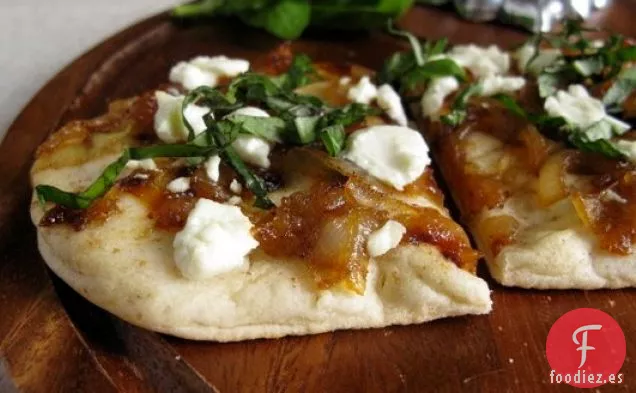 Panes Planos Con Queso De Cabra, Cebollas Caramelizadas Y Albahaca
