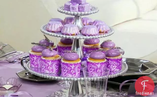 Pieza central de Tablescape, mini pasteles de tres formas