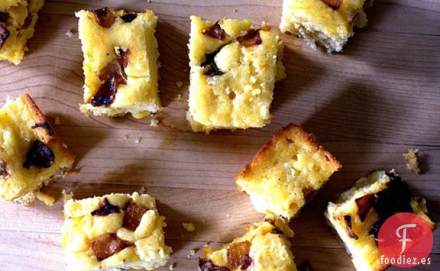 Pan De Maíz Con Cebolla Caramelizada Y Queso De Cabra