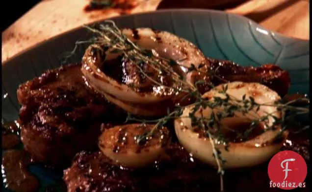 Carne a la Parrilla y Cebollas Vidalia con Mostaza-Vinagreta Worcestershire