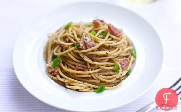 Espaguetis De Trigo Integral Con Jamón, Semillas De Amapola Y Cebollas Verdes