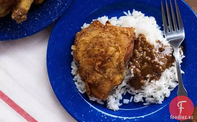 Pollo frito a la sartén con salsa de pimienta negra