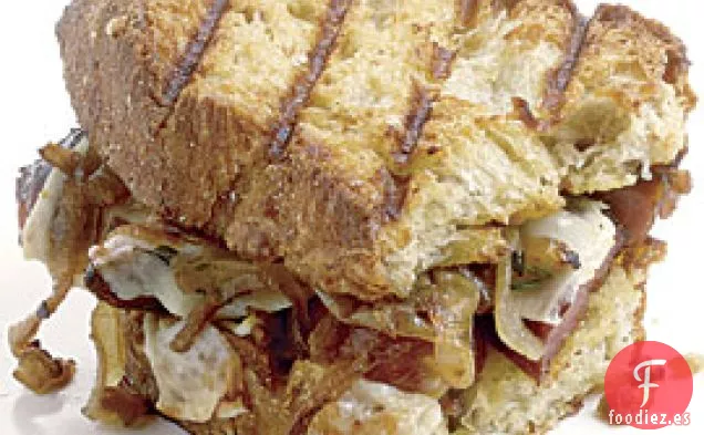 Panini De Cebolla Caramelizada, Gruyère Y Salchicha