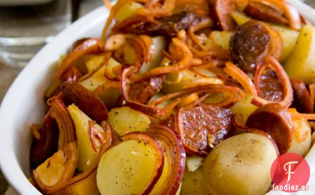 Ensalada De Chorizo Caliente, Cebolla Roja Y Patatas Pequeñas