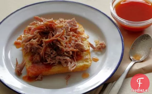 Paletilla de cerdo desmenuzada con salsa estilo Lexington