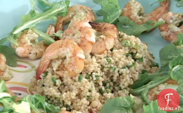 Ensalada tabule de camarones a la parrilla marinados con menta