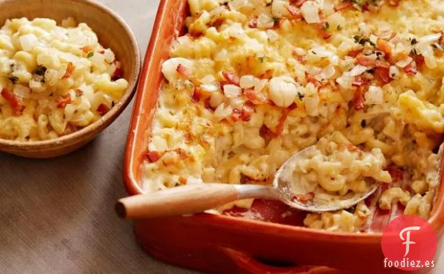 Macarrones con queso con tocino y queso