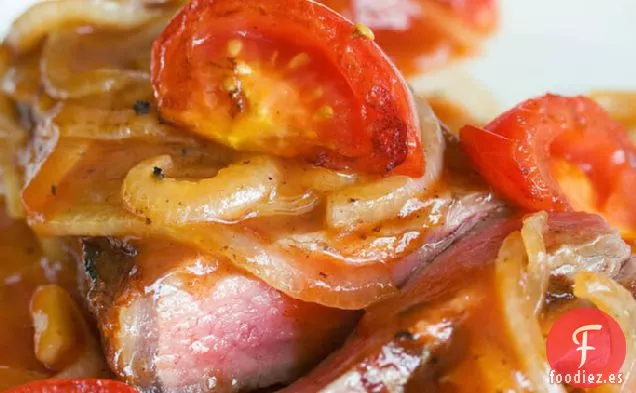 Filete A Fuego Lento En Sartén Con Salsa Agridulce De Tomate Y Cebolla