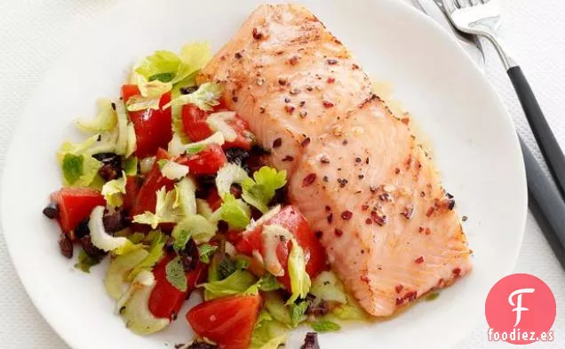 Salmón Con Ensalada Tibia De Tomate Y Aceitunas