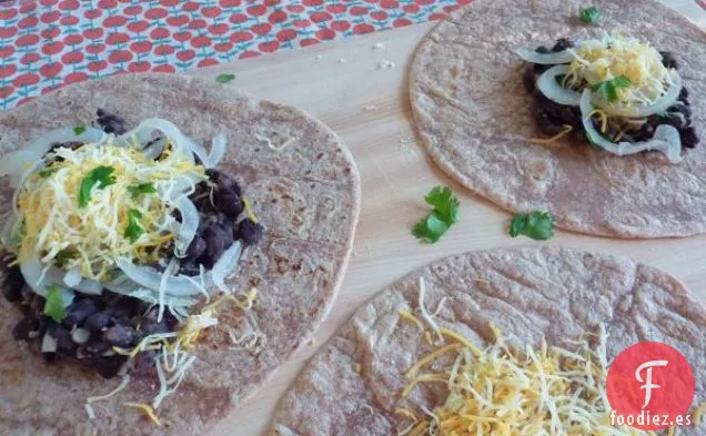 Burritos De Frijoles Con Cebollas En Escabeche