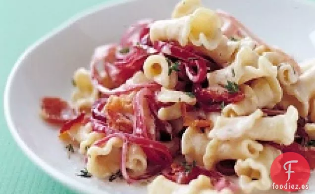 Pasta Con Cebolla, Tocino Y Queso De Cabra