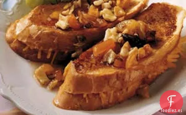 Tostada francesa con queso cheddar y almíbar de frutos secos