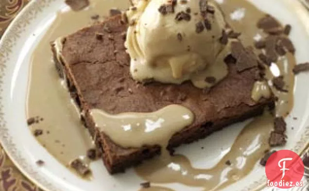 Pastel de chocolate sin harina con helado de mantequilla de maní