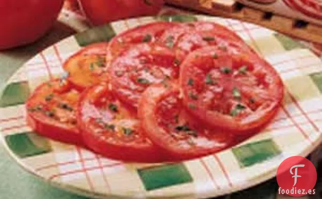 Ensalada sencilla de tomates marinados