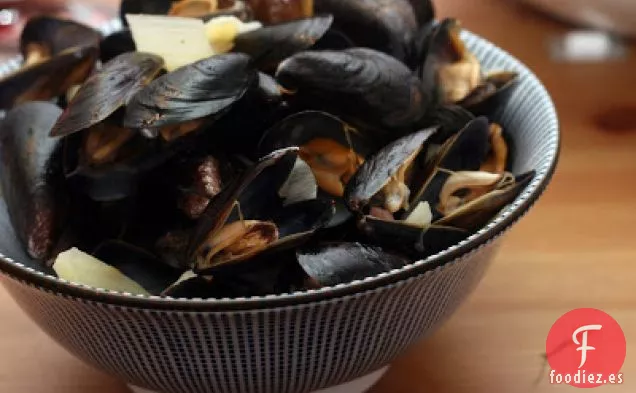 Mejillones Con Jamón Ahumado Y Cebollas Vidalia