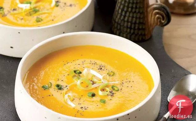 Sopa Cremosa de Zanahoria con Cebolletas y Semillas de Amapola