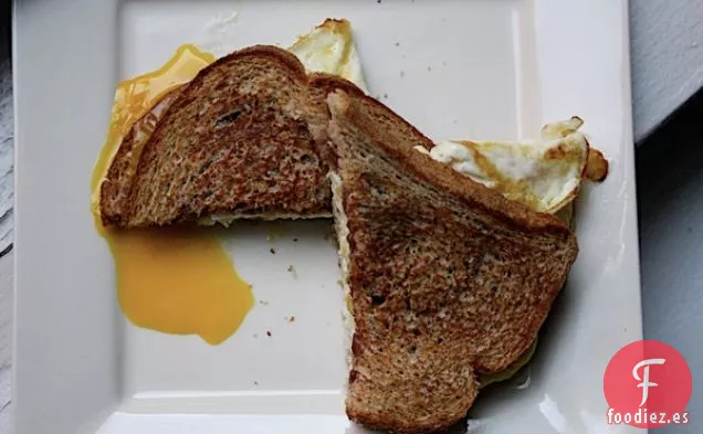 Sándwich De Huevo Frito Con Mermelada De Cebolla Roja