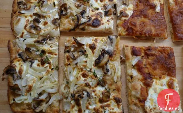 Pizza De Champiñones Y Cebolla Sobre Corteza De Trigo Integral (parcialmente)