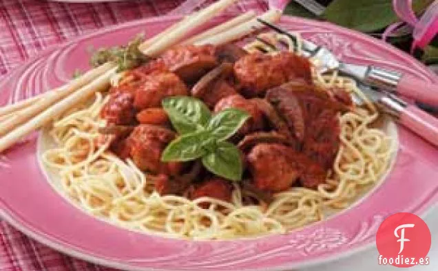 Espaguetis festivos con albóndigas