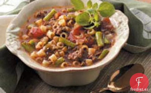 Sopa abundante de verduras y hamburguesa