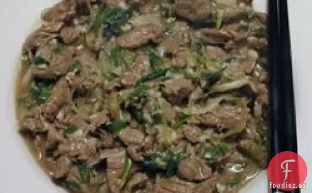 Cordero con cebolla verde (plato del norte de China)