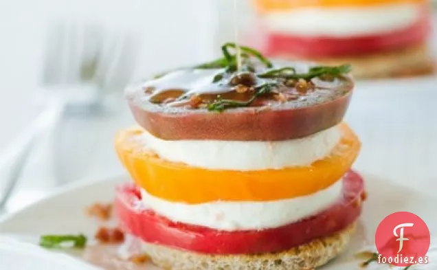 Torre De Tomate y mozzarella Con Aderezo De Tocino De Chalota