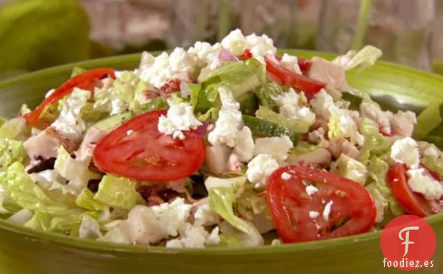 Ensalada Mediterránea De Pollo Picado Con Vinagreta De Feta
