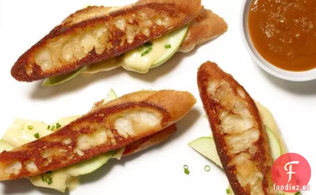 Queso Camembert Y Manzana A La Parrilla Con Caramelo Salado