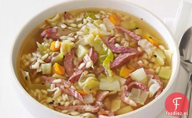 Sopa de carne en conserva y repollo