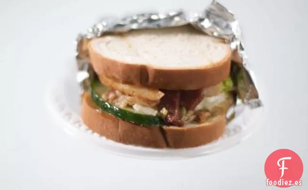 BLC (tocino, lechuga y pepino) con mayonesa picante de comino y menta