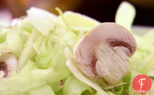 Ensalada de apio, champiñones y parmesano