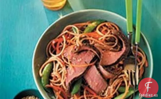 Ensalada de bistec a la parrilla y fideos asiáticos