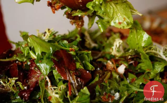 Ensalada de Mesclun con Chalotes Fritos y Queso Azul