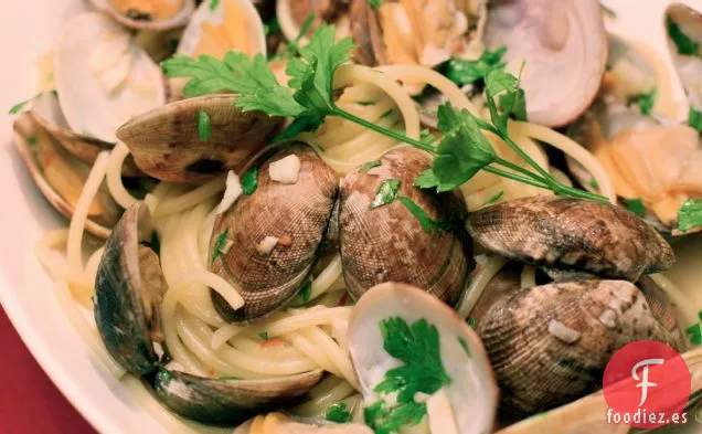 Espaguetis Y Almejas En Salsa De Vino Blanco