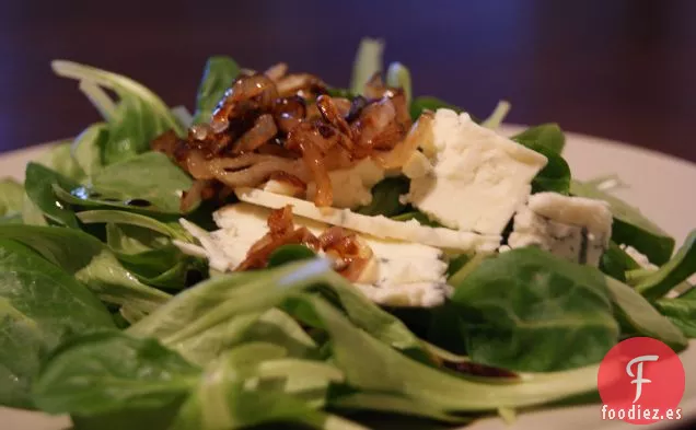 Ensalada de Chalotes Fritos y Queso Azul