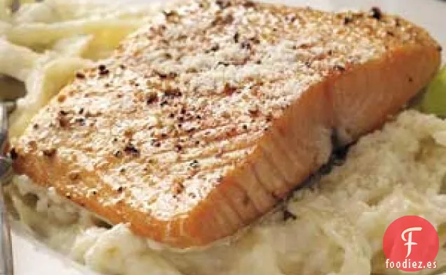 Salmón con Fettuccine Alfredo
