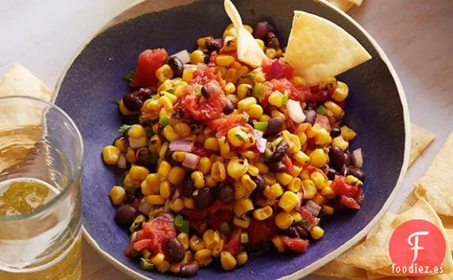 Salsa de maíz y frijoles a la parrilla con chips de maíz al horno