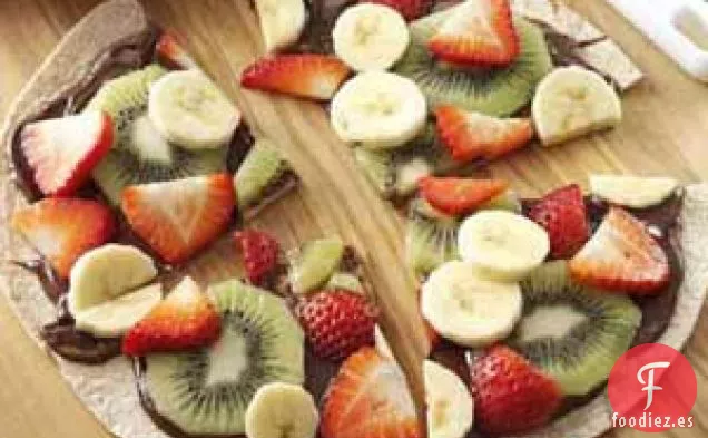 Pizza de frutas con chocolate y avellanas