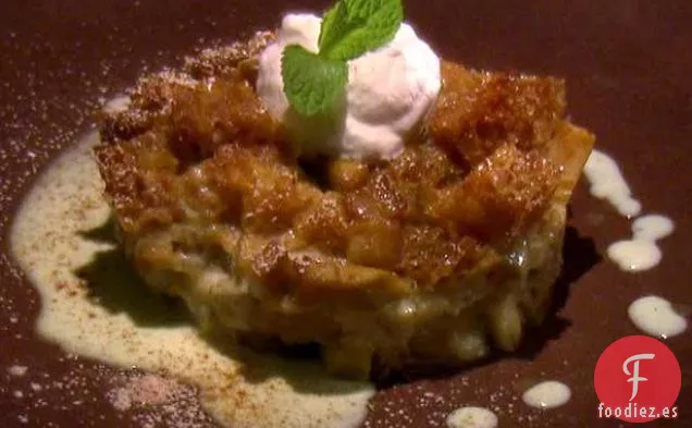 Budín de pan de jengibre y manzanas Granny Smith con crema inglesa de vainilla y crema batida de crema fresca