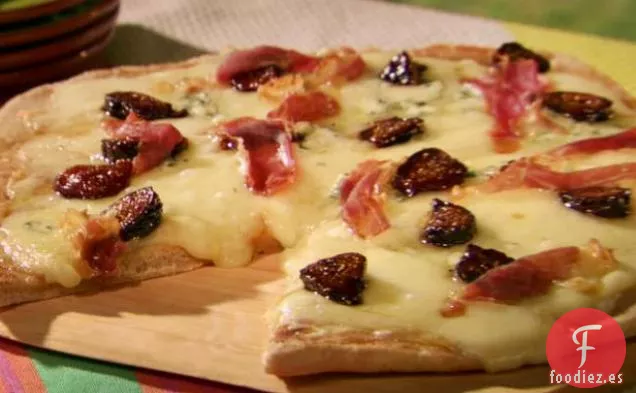 Pizza de cuatro quesos con higos y jamón serrano