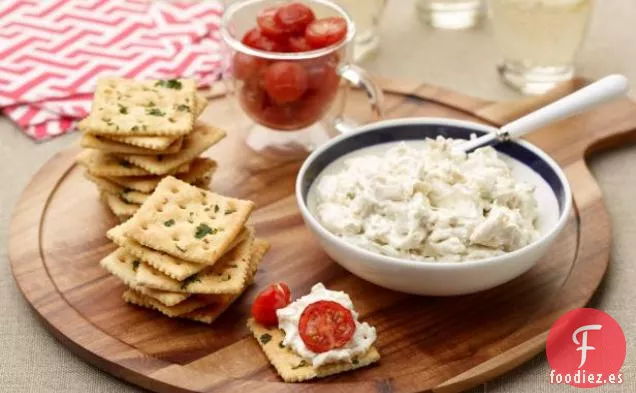 Dip de cangrejo con galletas saladas de ajo y tomates cherry asados