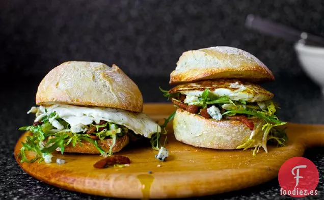 Sándwich De Huevo Frito Con Tocino Y Queso Azul