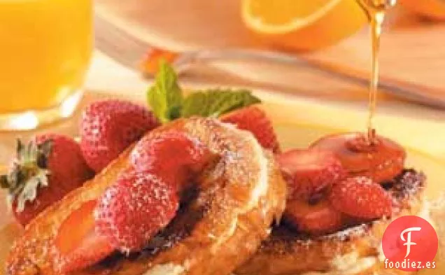 Tostada francesa con tarta de queso y fresas