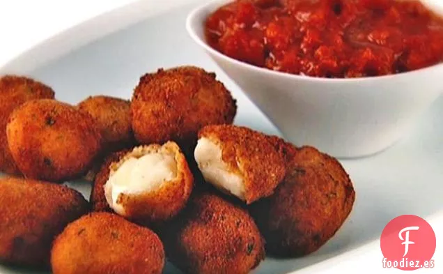 Bocconcini fritos con chutney de tomate picante y ajo