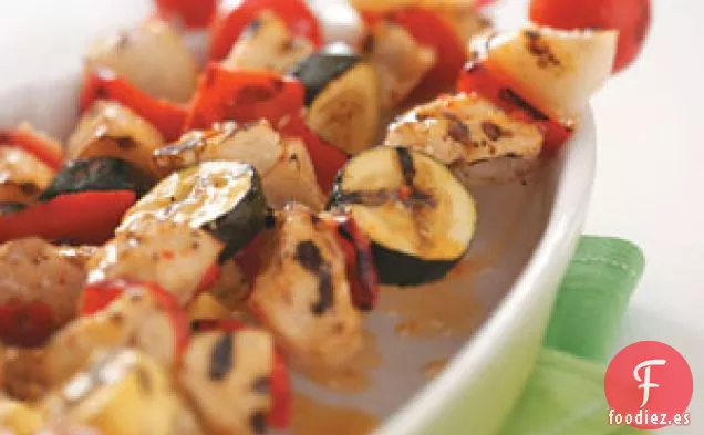 Brochetas de pollo y verduras