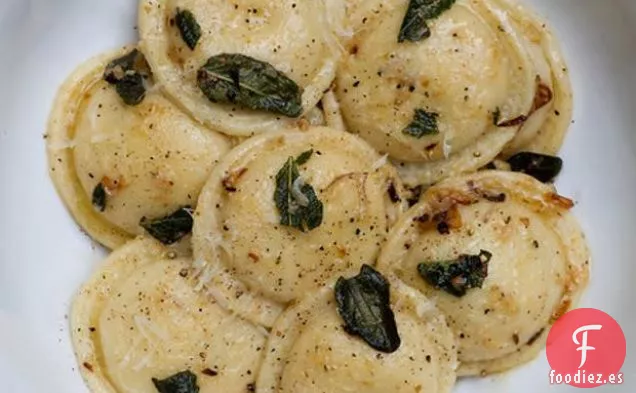 Ravioles Con Mantequilla Marrón Y Salvia
