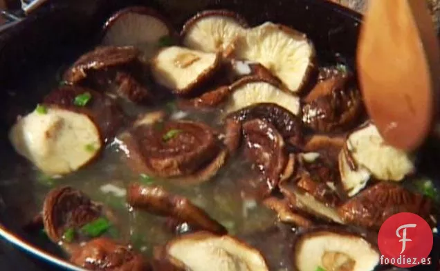 Sopa abundante de hongos shiitake y miso