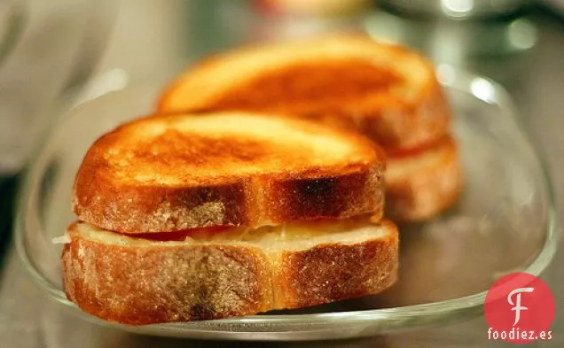 Clásico Queso A La Parrilla + Crema De Tomate