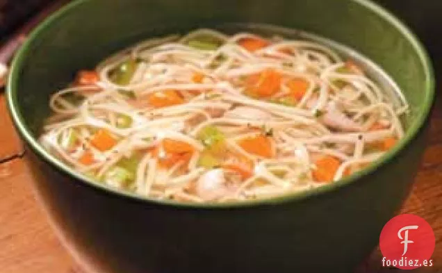 Sopa de pollo con fideos